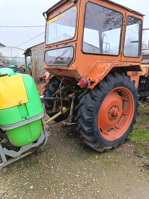 Vând tractor  U650  și   freza Bomet