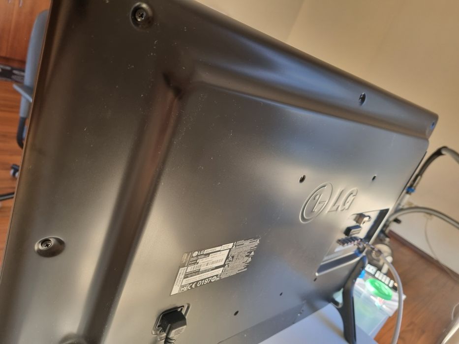 Смарт телевизор LG 32 INCH
+ дистанционно