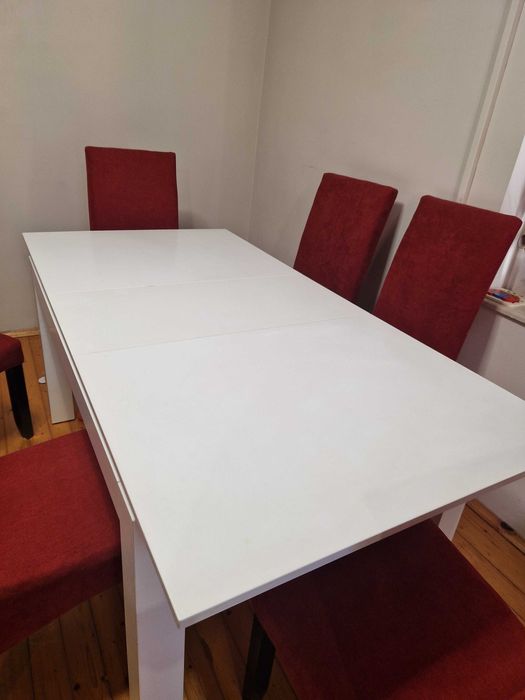 Трапезна маса със столове