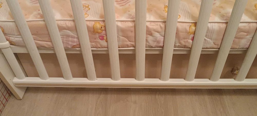 Детска кошара с люлеещ механизъм