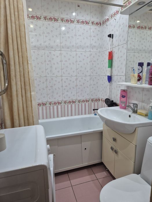 Продам 1 ком.,,Стеклянный магазин"