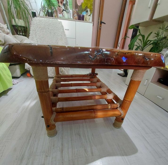 Холна маса от масивно дърво с лед ефекти и крака от бамбук.