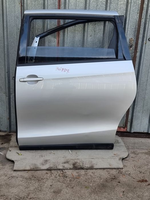 Двери на Toyota Estima.
