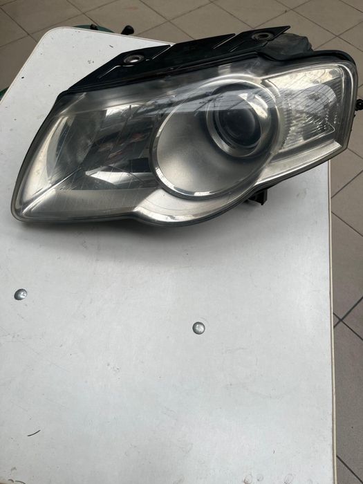 Far Stânga VW Passat B6 (2005-2010) Original HELLA - Cu Lupă
