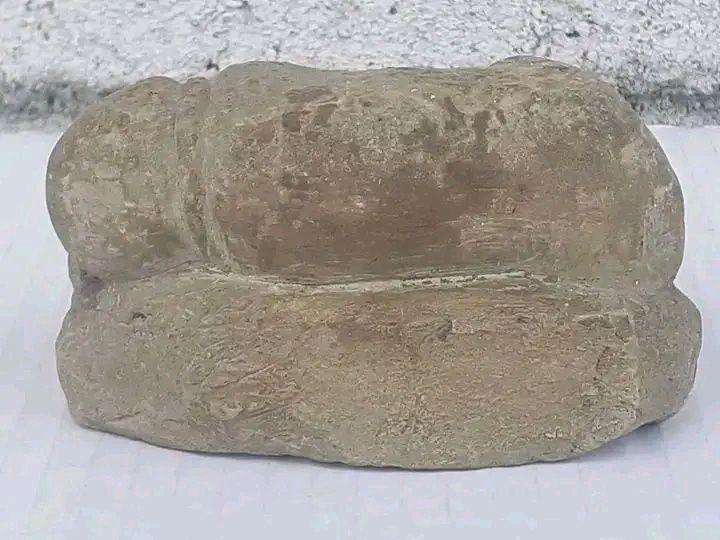 Figurină sculptată în piatră.