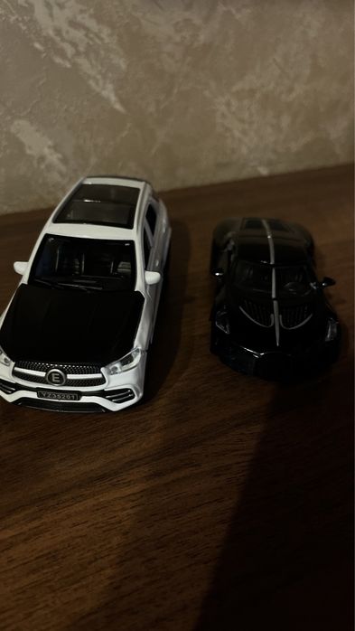Игрушечные машинки, Mercedes JL и Bugatti