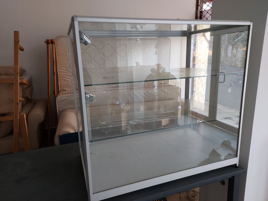Стъклена витрина с ключ и осветление