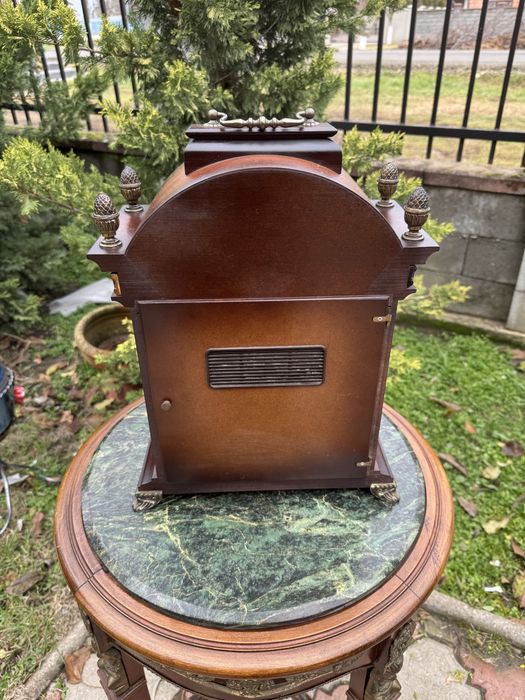 Ceas din lemn cu ornamente bronz, mecanism cu melodii