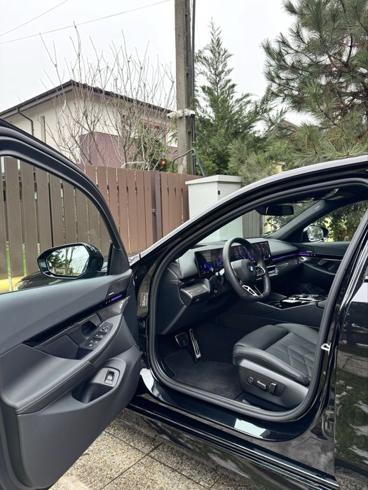 BMW 520D xDrive MHEV 2025/07 FULL M PRO 4x4 18.500KM ICONIC GLOW R20”