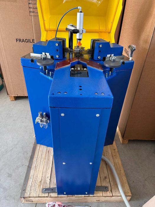 Ъглонабивна машина за алуминиеви профили GAMMA