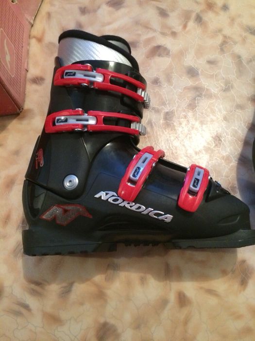 Горнолыжные ботинки.