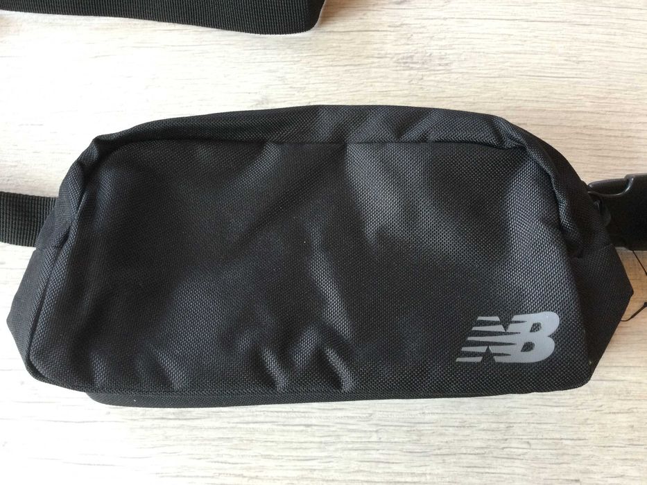 НОВА оригинална мъжка / унисекс черна чанта / crossbody bag / чантичка за кръста "банан" NEW BALANCE от САЩ