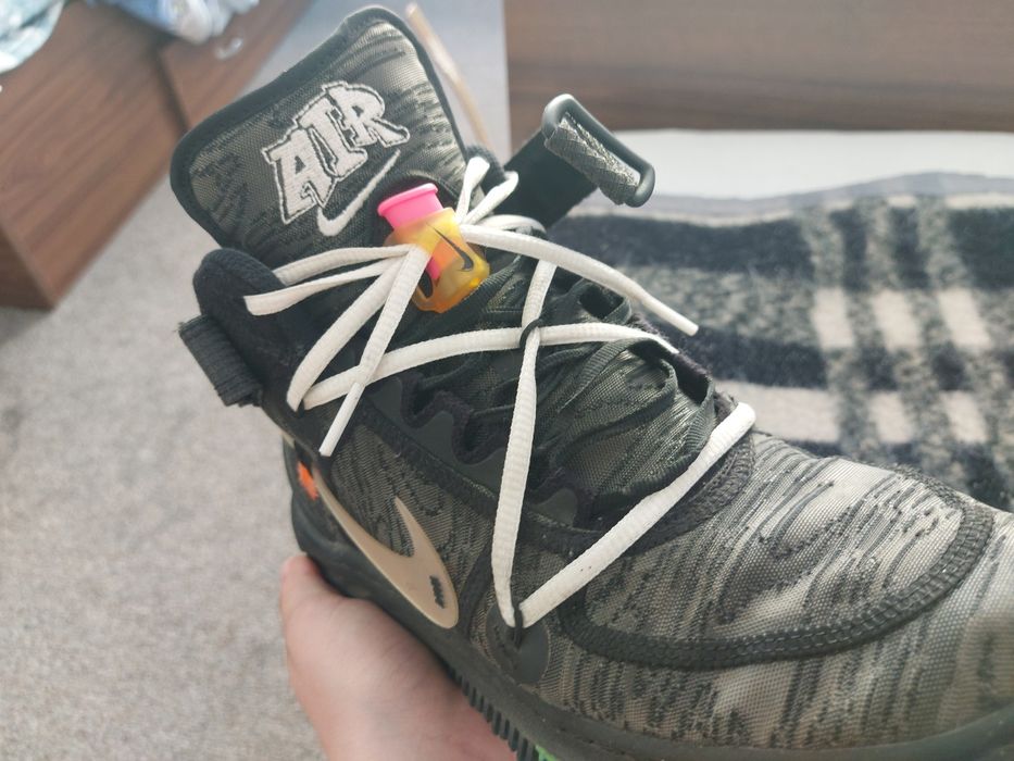 Vând af 1 off white 40.5