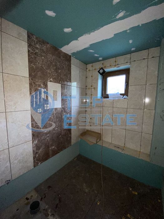 Двуетажна тухлена къща с панорамна гледка в Еленския балкан