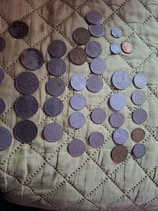 Vind diverse monede vechi românești și straine