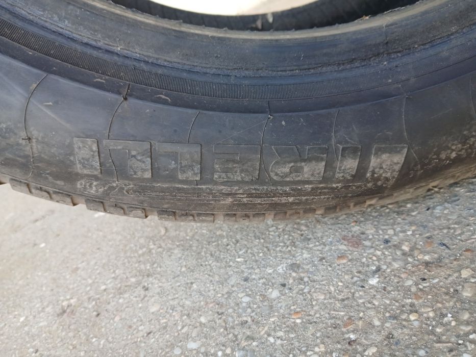 Vând o anvelopă 245/50/18 Marca Pirelli, M+S mixtă, Run Flat în stare bună.