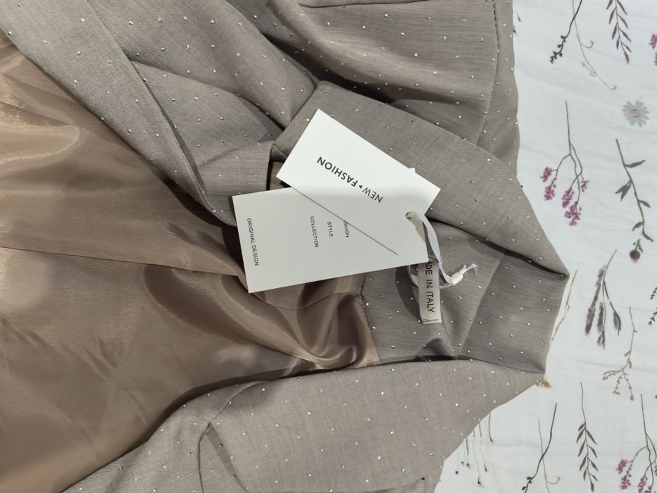 Костюм с камъни,  чисто нов закупен за 135 лв произведен в Италия!