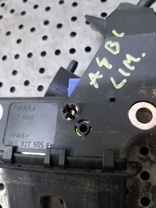 Broasca portbagaj audi a4 b6 8e 8e5827505b