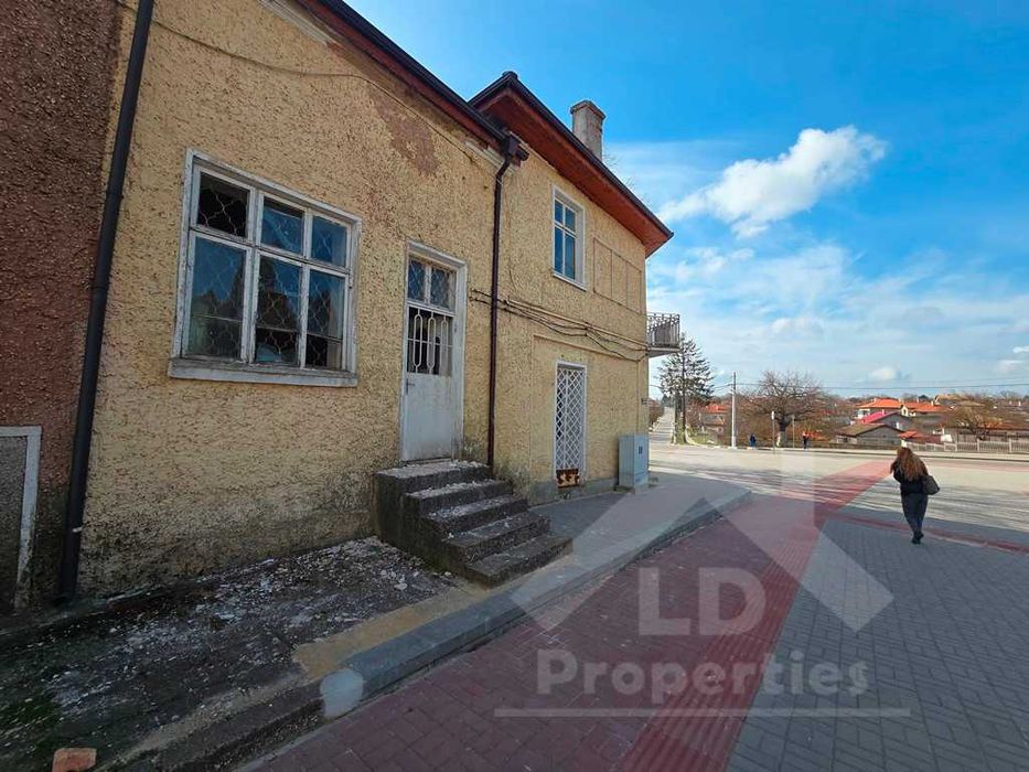Двуетажна къща в центъра на гр.Вълчи дол