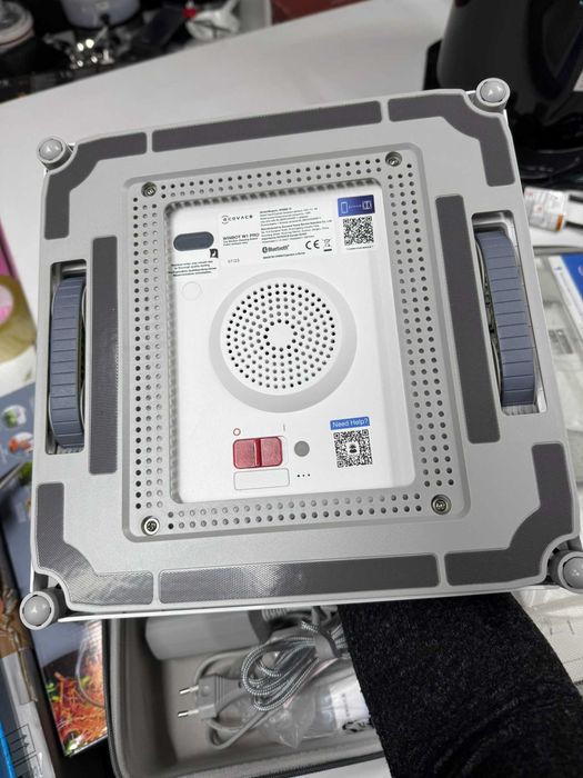 (RESIGILAT) Robot de curatare pentru geamuri Ecovacs Winbot W1 Pro