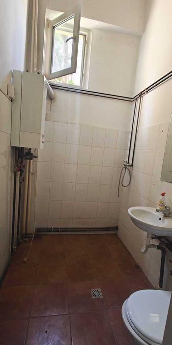 Showroom Spatiu Comercial Birou Salon Magazin - Vanzare sau Inchiriere - Arad - str Rodnei nr. 7-9, parter