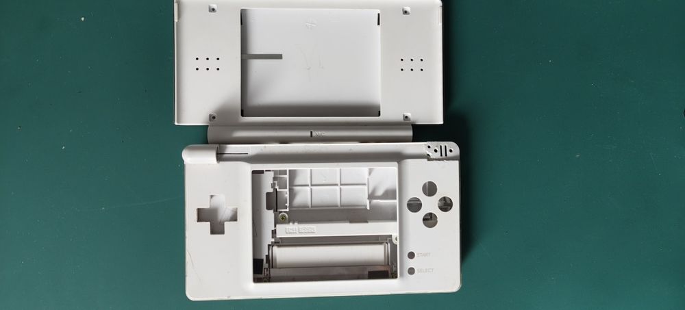 Nintendo DS Lite на части + два корпуса (черен и бял)