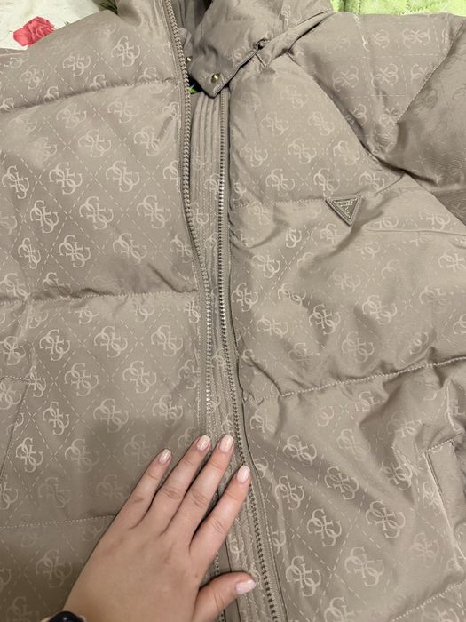 Vând geaca noua lunga Guess,