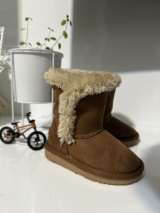 Cizme cu blanita gen ugg marimea 23