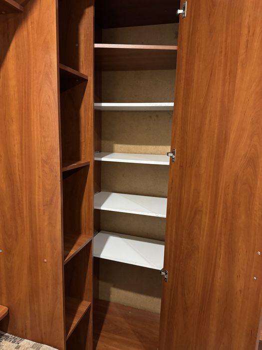 Продам угловой шкаф. Торг возможен