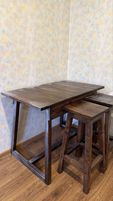 Стол деревянный с двумя стульями