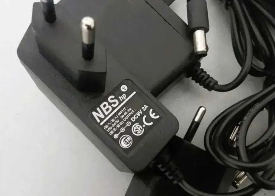 на электронные весы, зарядка - блок питания зарядное устройство