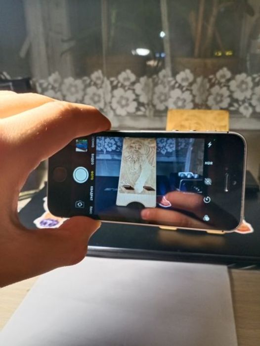 Продам iPhone SE 2016