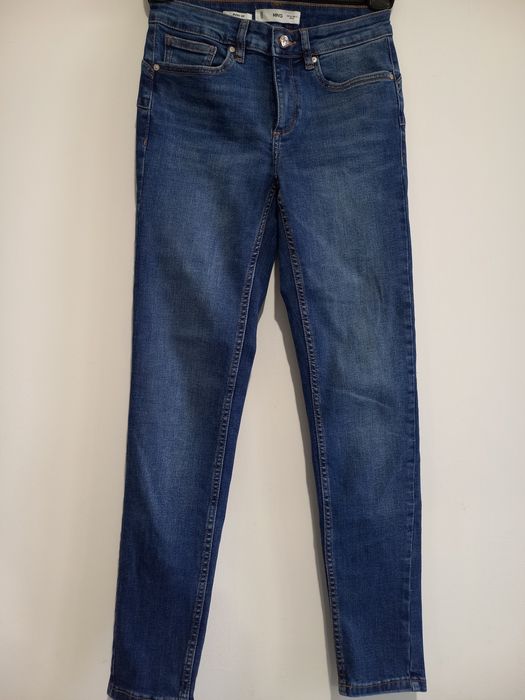 Blugi unisex adolescenti 14 - 18 ani masura 36 push up slim
Dimensiuni
- talia 70-75 cm 
- lungimea 95 cm
Blugii sunt in perfecta stare