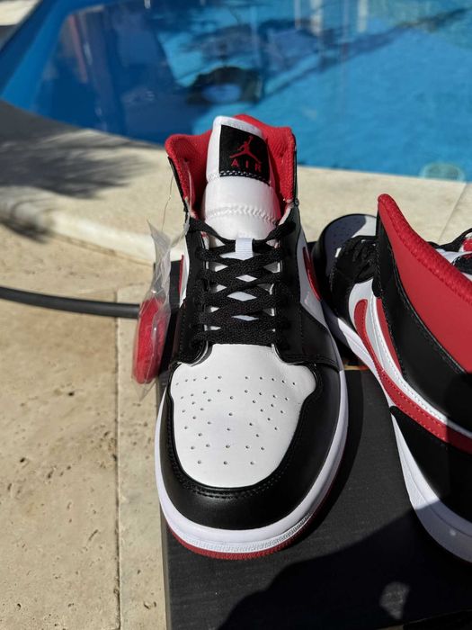 Jordan 1 Mid Gym Red Black White Кецове 44 EUR + Кутия нови