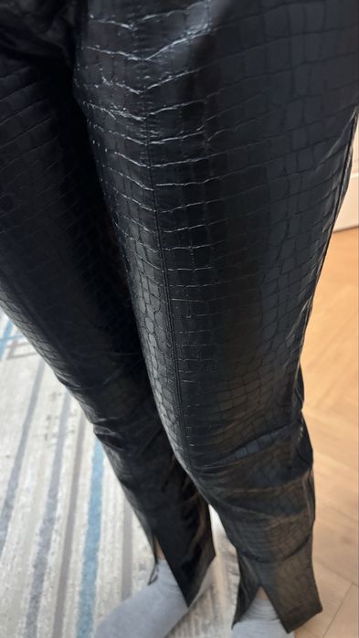 Кожаные женские брюки