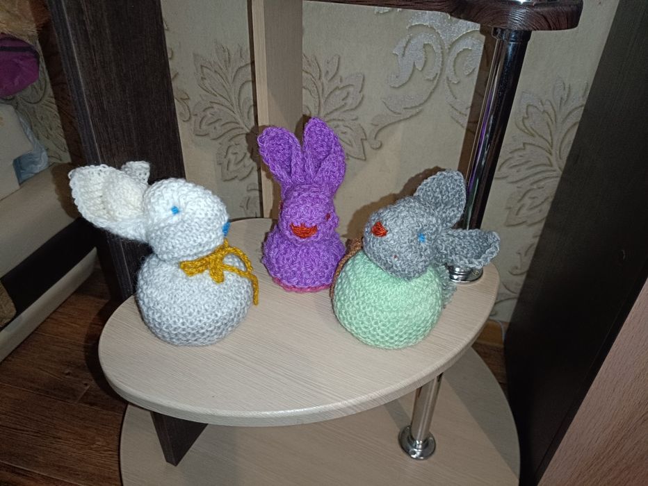 Игрушки ручной работы, брелоки, ёлочные украшения, вязаные из пряжи.