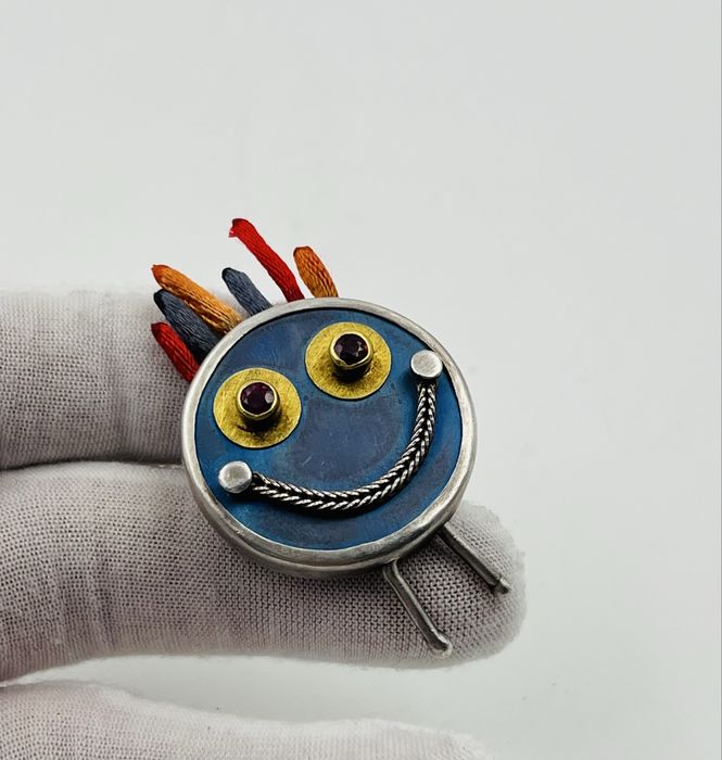 Сеебърна брошка със златни 22к очи и естествени рубини