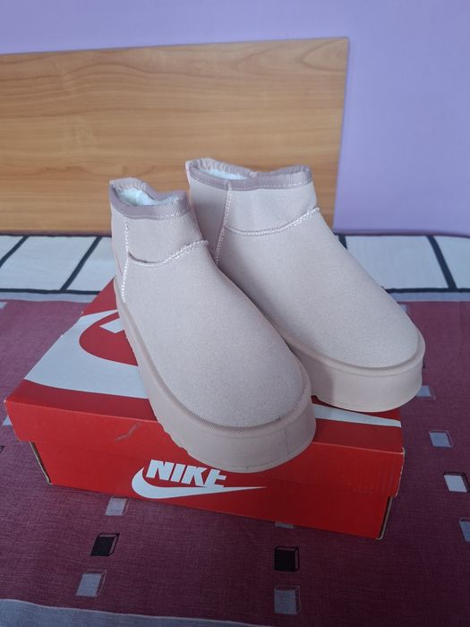 Vând Ghete Damă UGG  Italia Mărimea 37 Noi