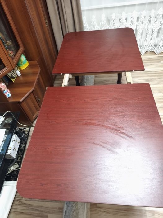 Стол обеденный бордовый