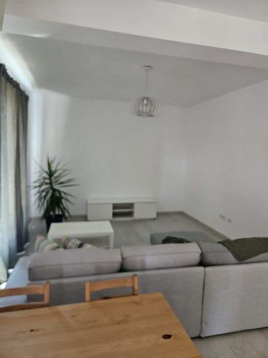 Închiriez apartament 3 camere cu terasa și curte