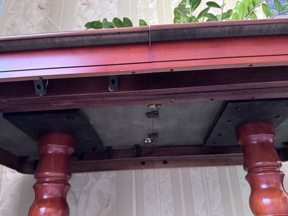 Стол для гостинной