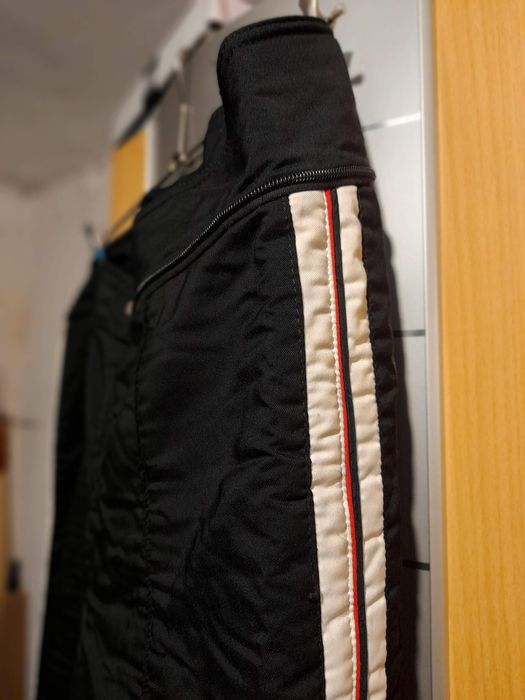 Черна грейка с бял кант