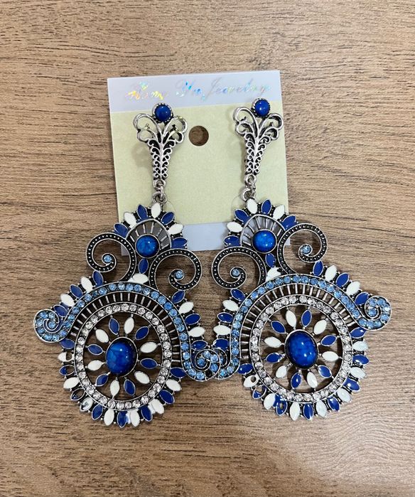 Висящи обеци в бяло и синьо с винт