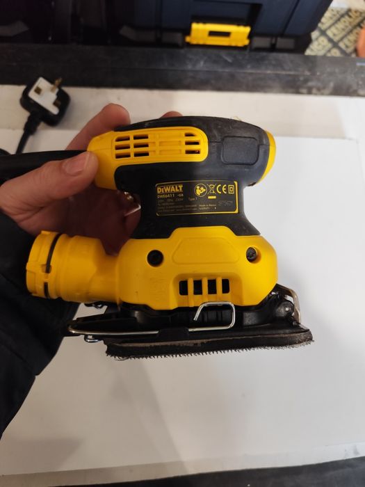 Коледна цена виброшлайф Девалт DeWALT DWE6411