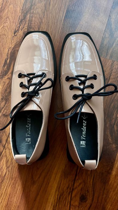 Нови бежови лачени обувки 38 номер