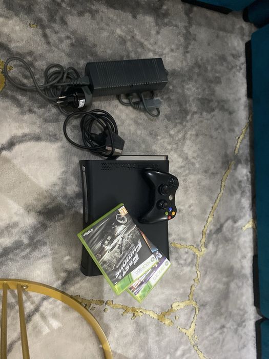 Xbox 360 Slim 120GB + 1 Controller Wireless + 2 Jocuri – 350 lei