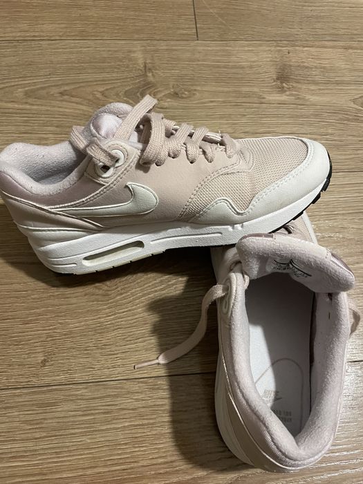 Adidasi femei Nike air