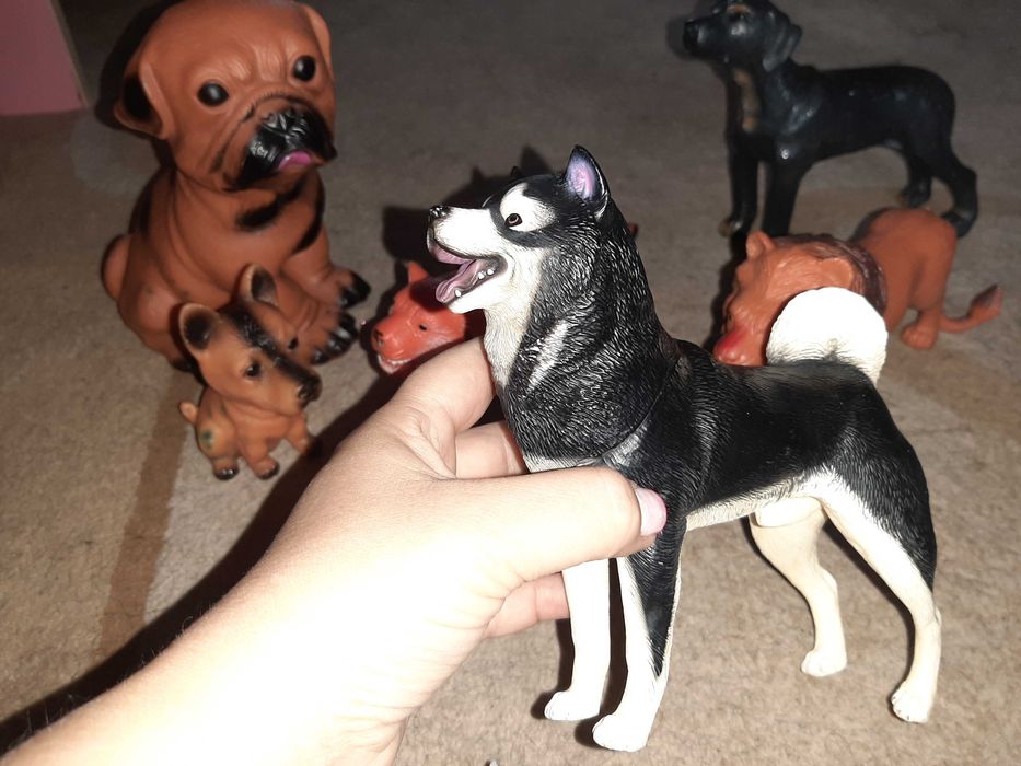 Игрушки,  животные - собаки , лев , тигр .