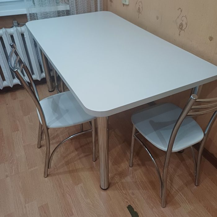 Кухонный стол со стульями