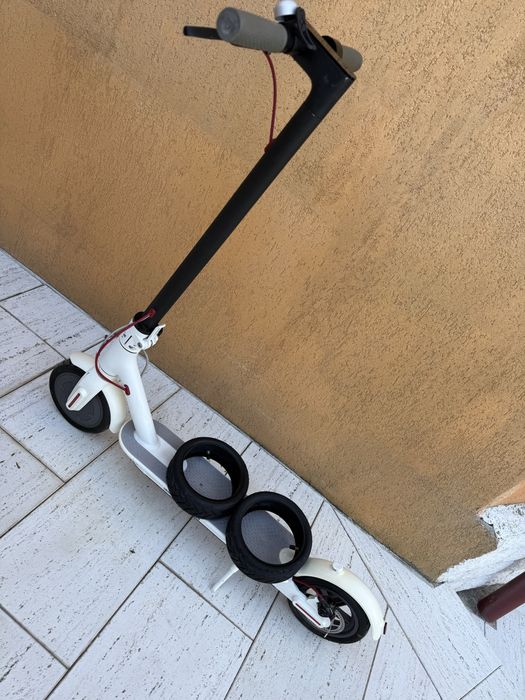 Xiaomi Mi Electric Scooter M365 – Stare foarte bună + 2 anvelope noi